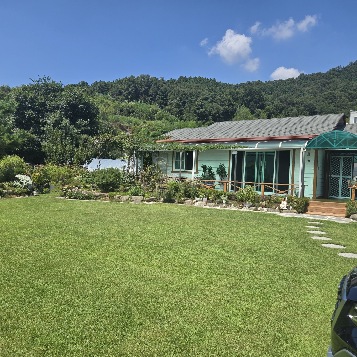 꽃들이 만발 화원같은 전원주택. 사진 - 1