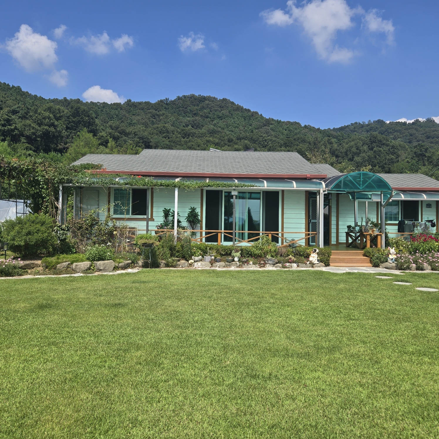 꽃들이 만발 화원같은 전원주택. 사진 - 2