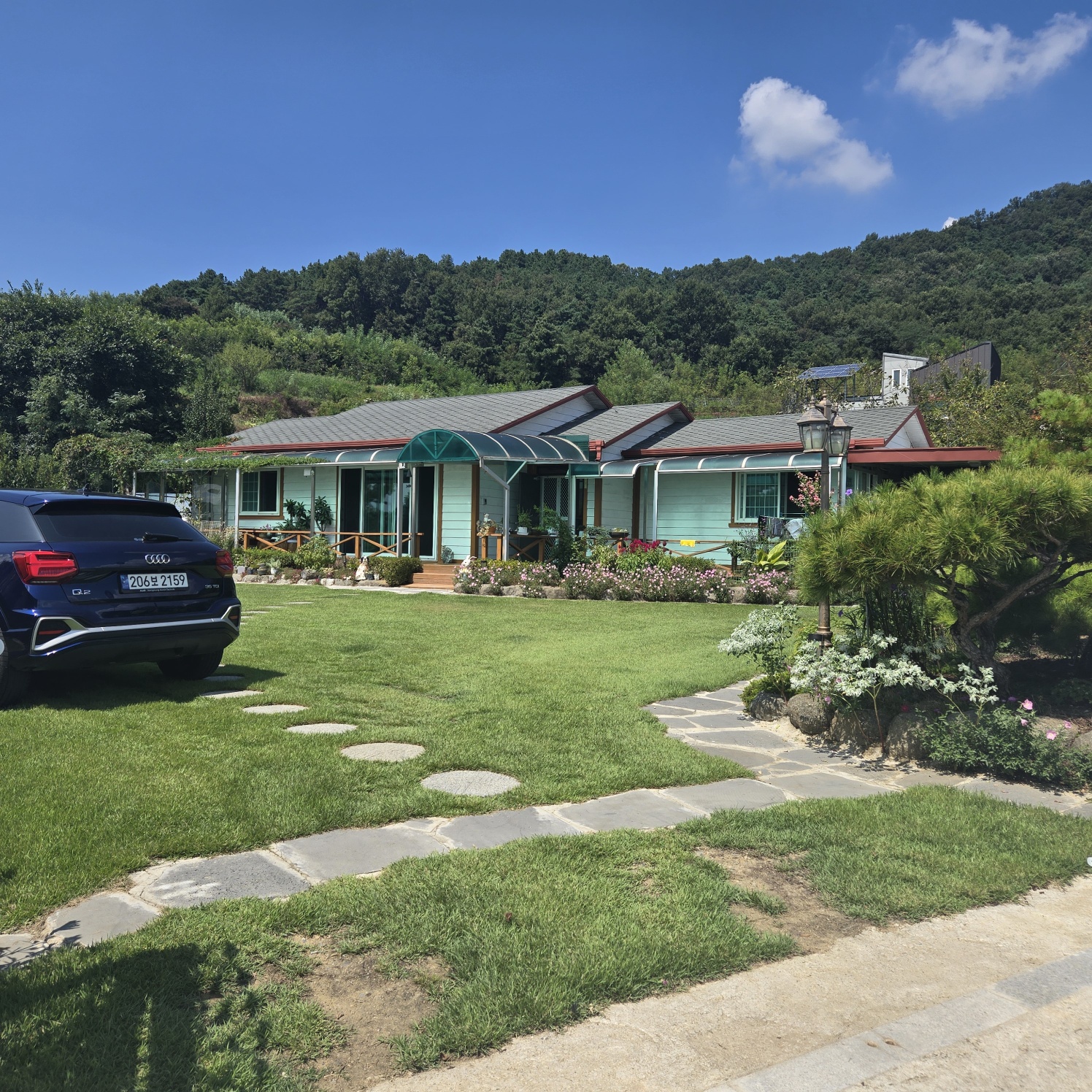 꽃들이 만발 화원같은 전원주택. 사진 - 3