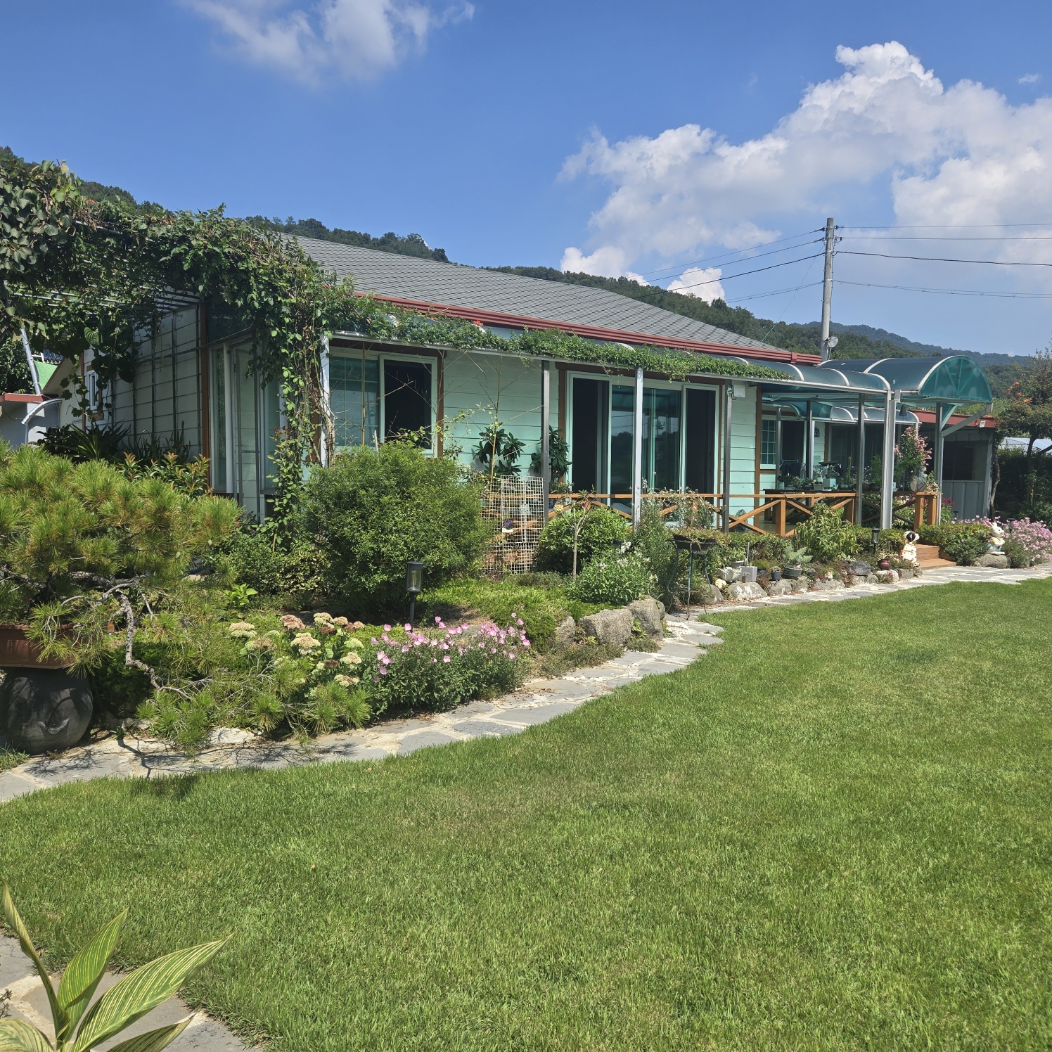 꽃들이 만발 화원같은 전원주택. 사진 - 4