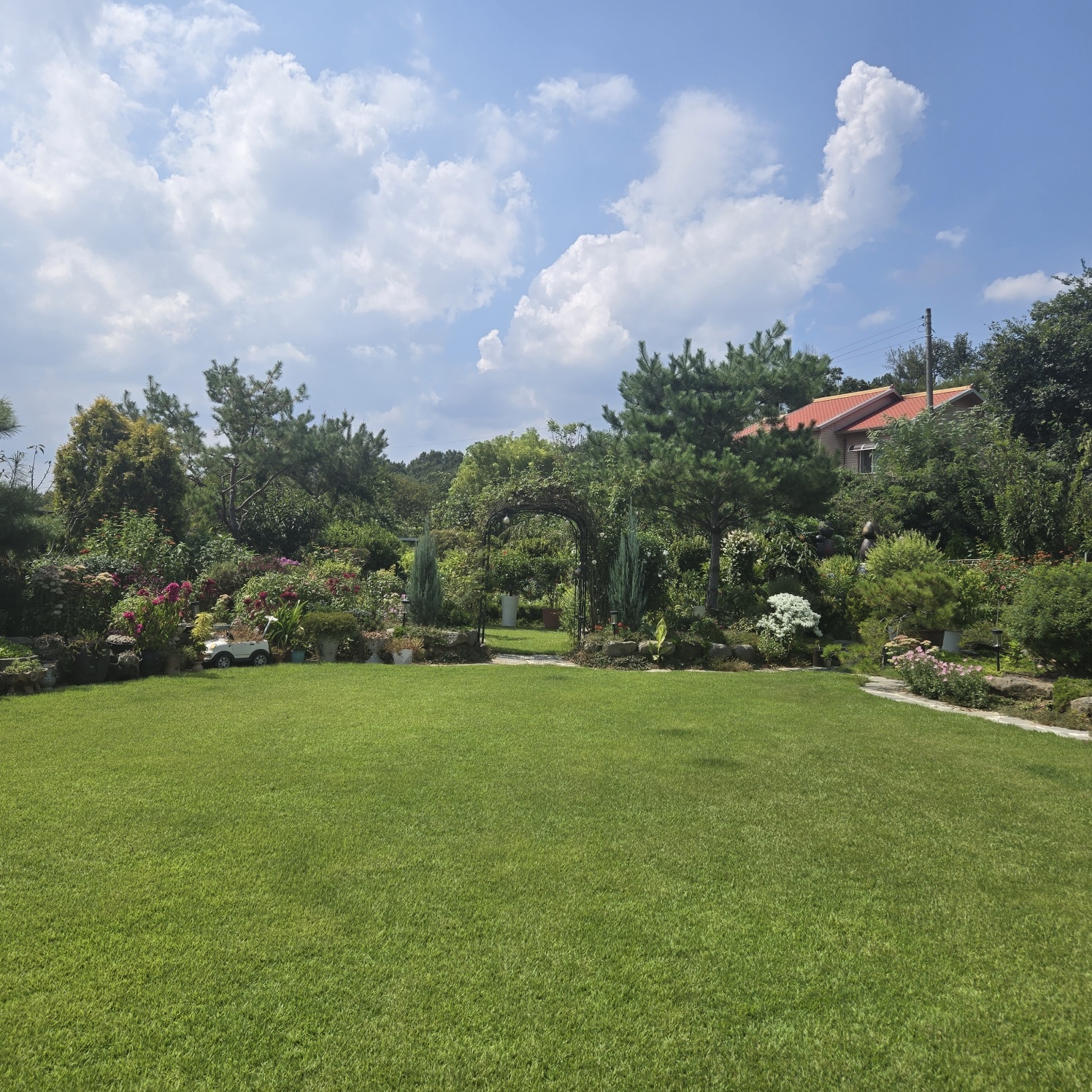 꽃들이 만발 화원같은 전원주택. 사진 - 10